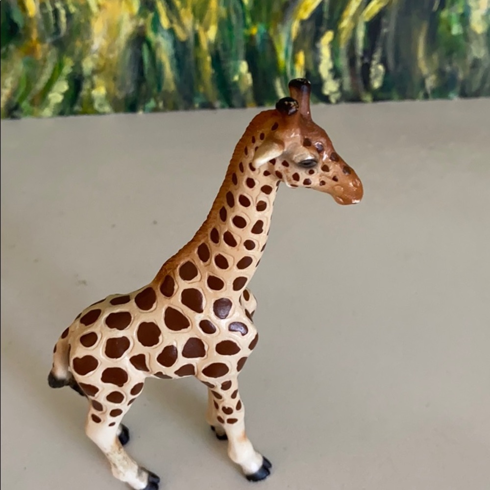 Small Giraffe - Picture 2 of 7